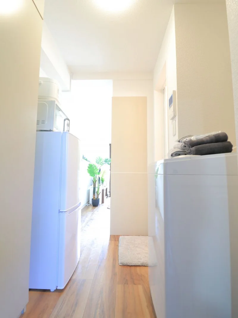 冷蔵庫や洗濯機などの大型家電も標準装備でご案内いたします。炊飯器や電子レンジ、ケトルなどもございますので、快適に生活していただけます。