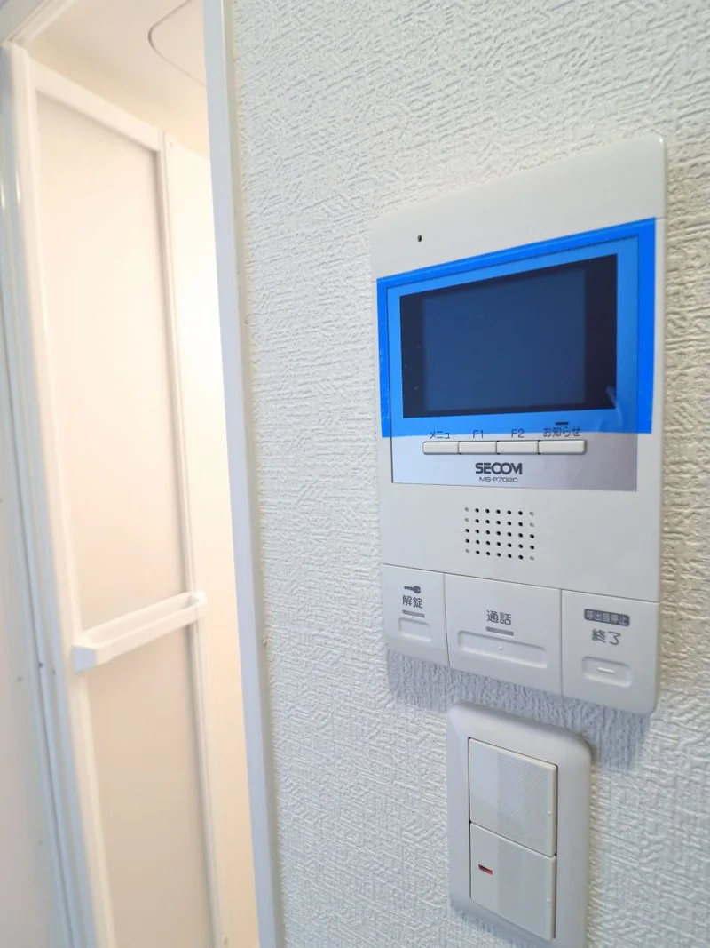 モニター付きインターホン。オートロックの呼び出し口の映像が映るため、誰が訪ねてきたか一目瞭然に分かります。