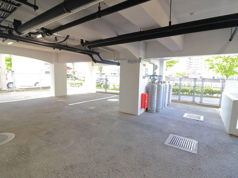 敷地内に駐車場がございます。駐車可能区画には限りがございます。先着でのご案内になりますので、ご利用の際は弊社までお申込みをお願いいたします。