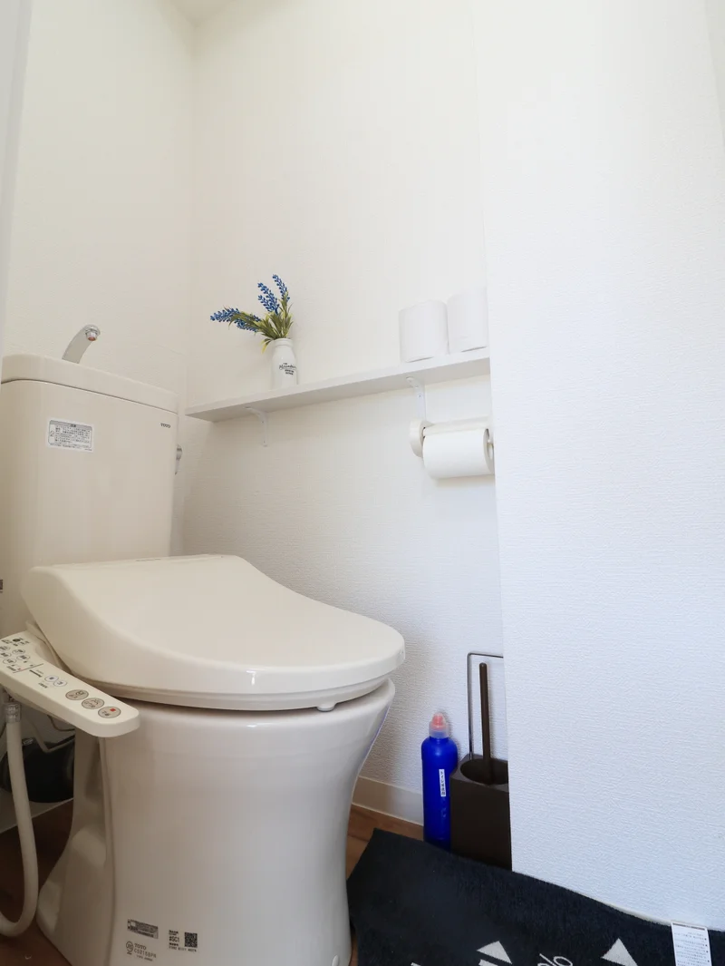 バストイレ別！シャワートイレ機能付き水洗トイレ♪トイレットペーパーやトイレブラシ等、他では置いてない備品も沢山ございますので短期～長期でお住まいの方にも「あったら助かるものが多い」と大変ご好評いただいております。