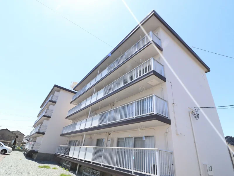 駐車場あり♪JR湯田温泉駅より徒歩14分！周辺にはドラッグストア、コンビニ、ホームセンターなど生活する際に助かるお店が多数あり、便利な立地です。