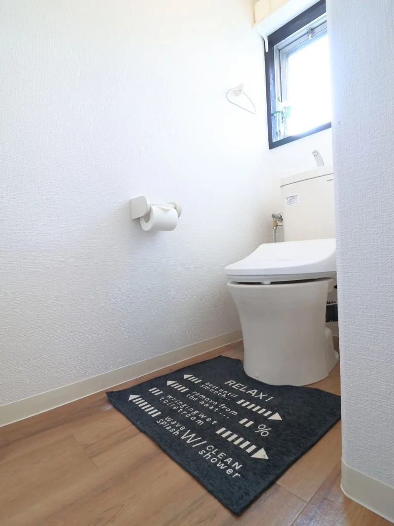 バストイレ別！ウォシュレット付き♪トイレットペーパーやトイレブラシ等、他では置いてない備品も沢山ございますので短期～長期でお住まいの方にも「あったら助かるものが多い」と大変ご好評いただいております。