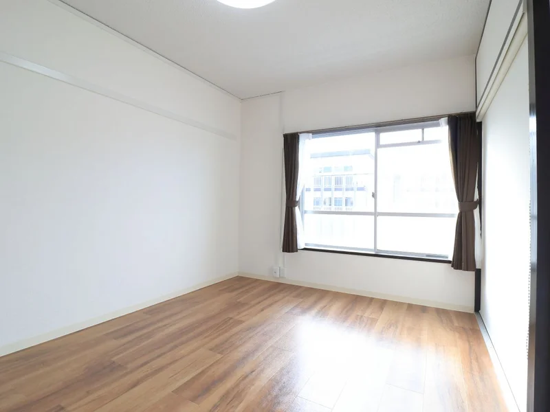 大きな窓があり日当たり抜群♪天気のいい日は気持ちよくお昼寝できそうです！