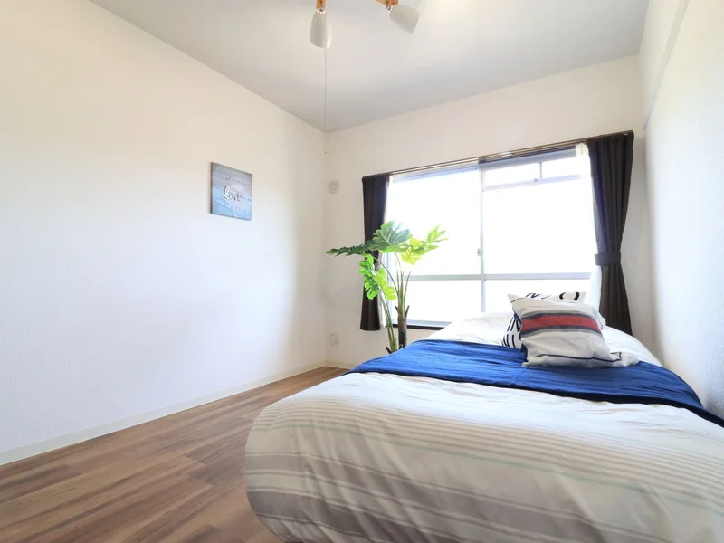 大きな窓があり、日当たり抜群の洋室♪自然光でさわやかな朝を迎えることができます！