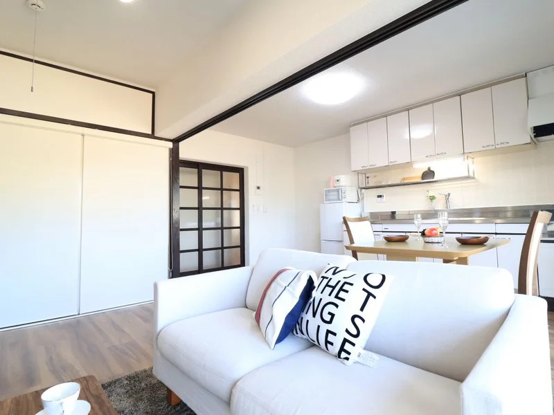 広さが魅力的な2LDK！家具家電付きで入居されたその日から自宅のようにくつろいでいただける空間となっております。