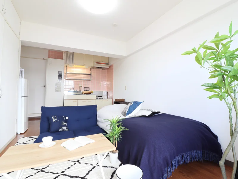 明るく　さわやかなインテリアが魅力の室内！　家具家電付きで入居当日から自宅のようにお過ごしいただけます♪