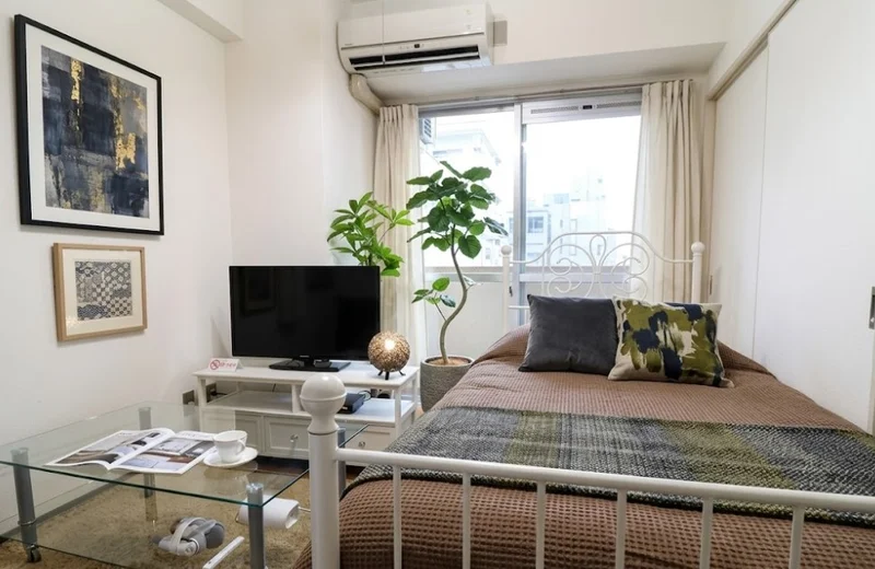 出窓がある１Kタイプで、日当たりがとても良いお部屋となっております。　一人暮らしに必要な家具家電を取り揃えた　ホテルより割安な物件！※植木と額とクッションなどは写真用です。