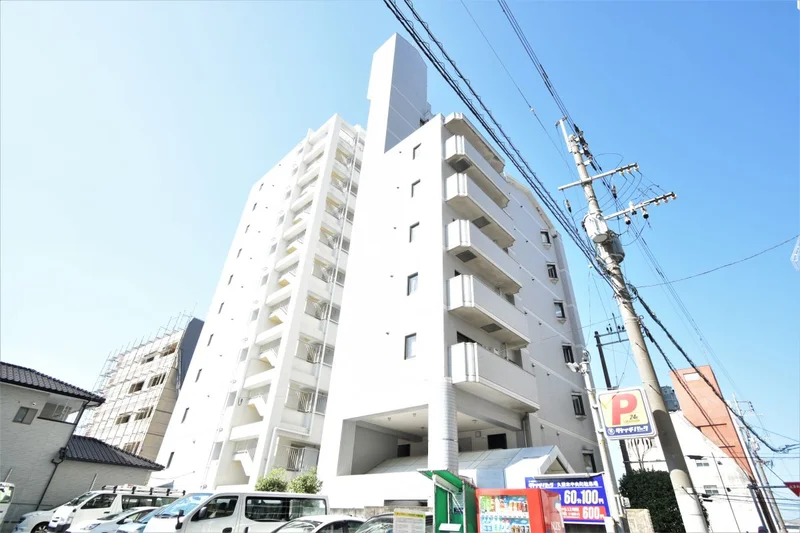 シングルの枠を超えた包容力。厳選された寝具が、深い眠りへと誘います。窓の配置も考慮されており、自然な朝日で心地よく目覚め、体内時計を整えることができる健やかな寝室環境です。