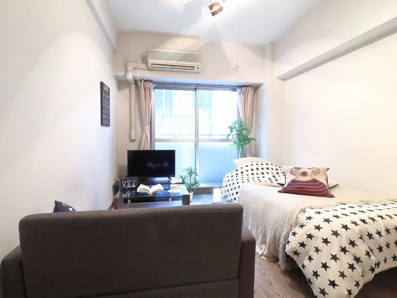 ソファ付きのお部屋で　テレビを見ながらお仕事終わりなどゆっくりと寛げます♪