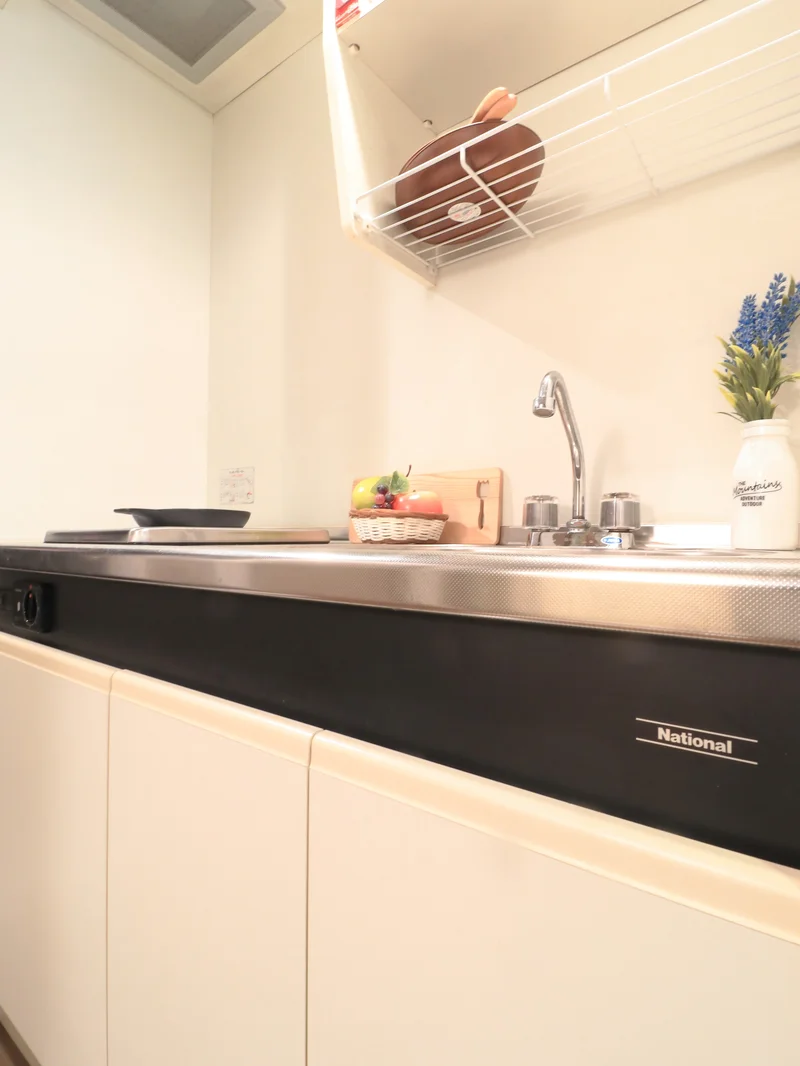 お手入れしやすい1口IHキッチン♪　食器類や調理器具もそろっていて自炊にも一役！