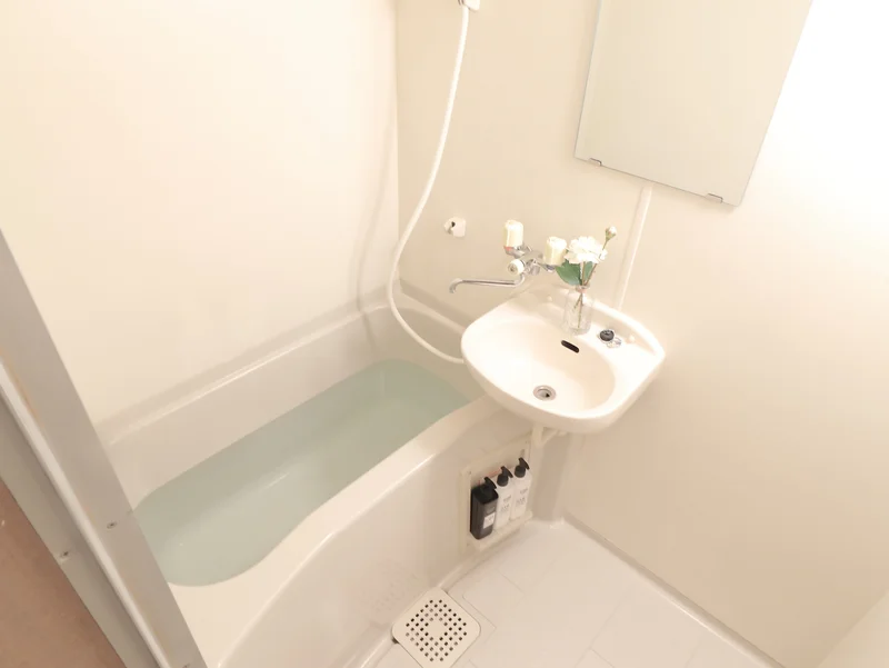 浴室　湯船につかってゆったり疲れを落としていただけます。　シャンプーリンスなどすべて標準品です。