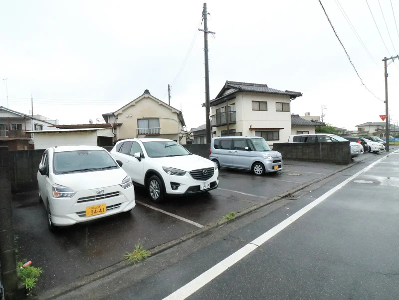 敷地外駐車場（徒歩2分）　先着順のため、ご利用時にお申し込みをお願いいたします。