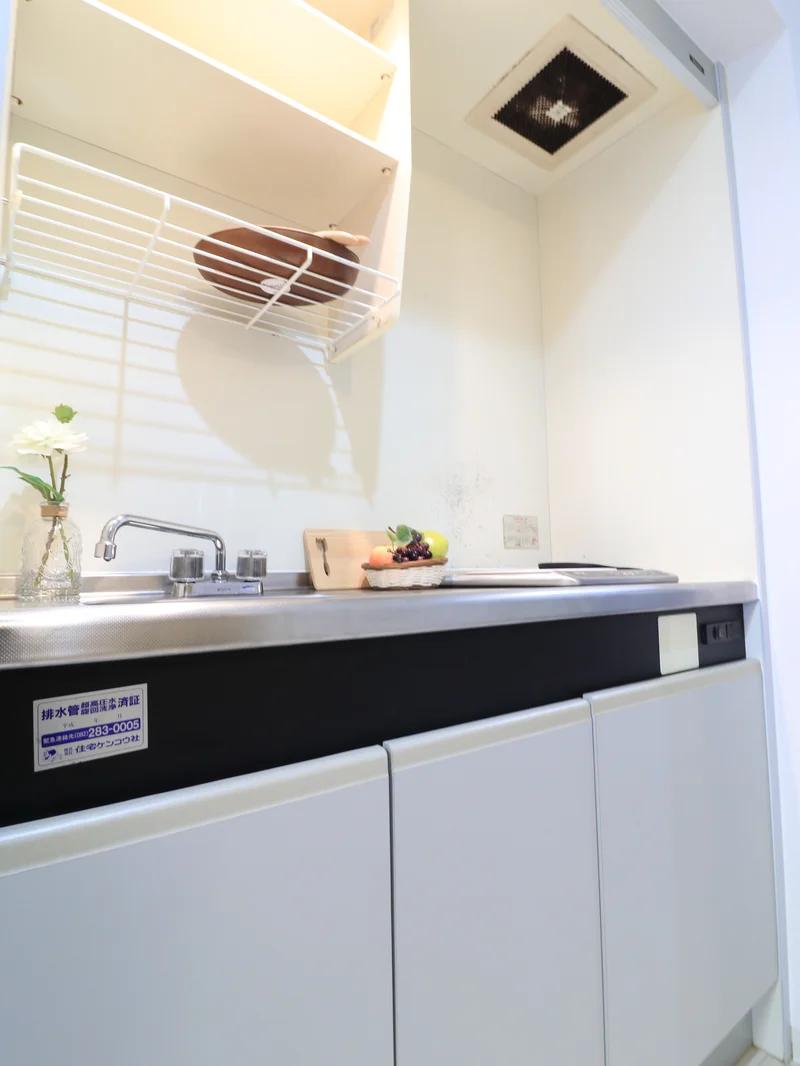 1口IHシステムキッチン　調理器具や食器類などそろっていて　長期滞在でも自炊して健康面に考慮していただけます。