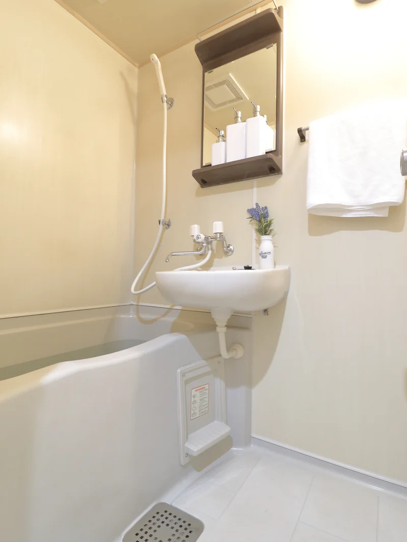 浴室　湯船につかってゆったりと疲れを落としていただけます！　シャンプーコンディショナー等すべて標準品となっております。