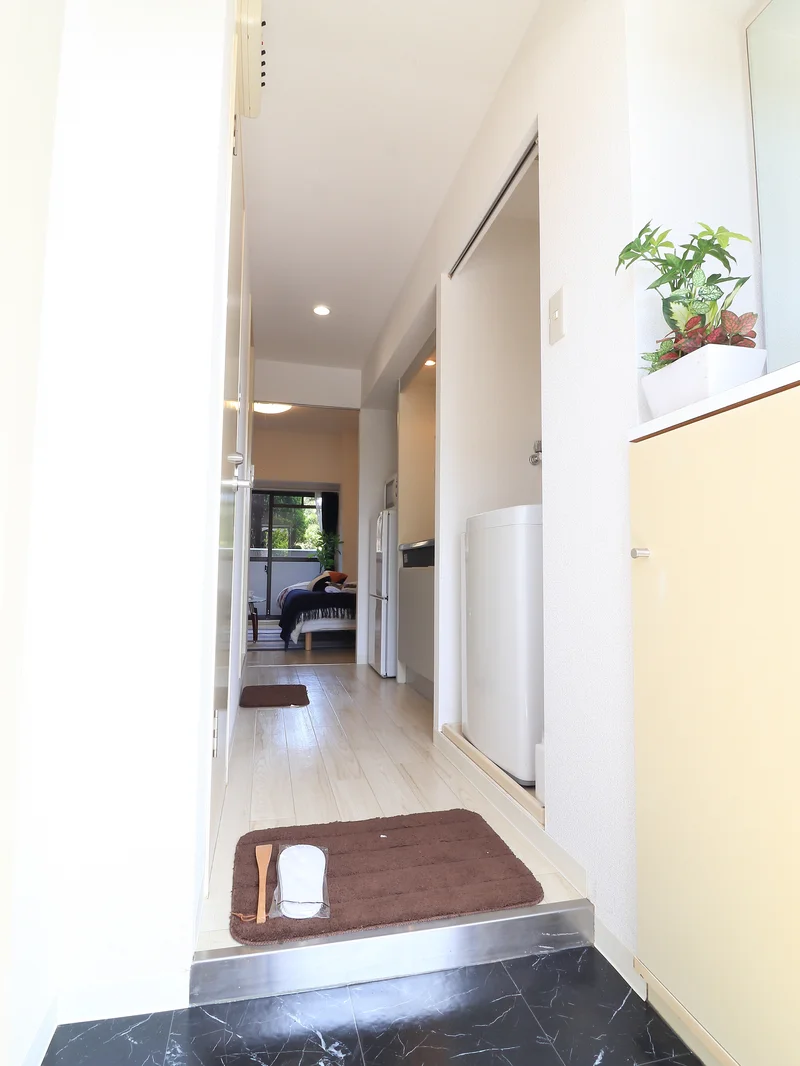 玄関スペースは広々としていて明るい空間！　キッチンの廊下もゆとりがあるので料理などしやすいです。