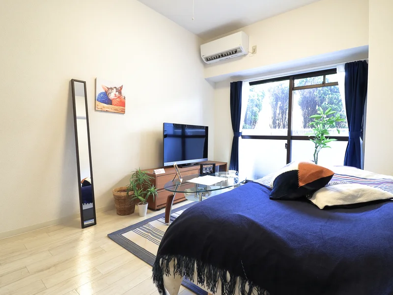 家具家電がそろった　ホテルより割安のマンスリーマンション！　窓が大きく光を取り込みやすい明るいお部屋です♪　大き目のテレビがあり　自宅のようにお過ごしいただけます。