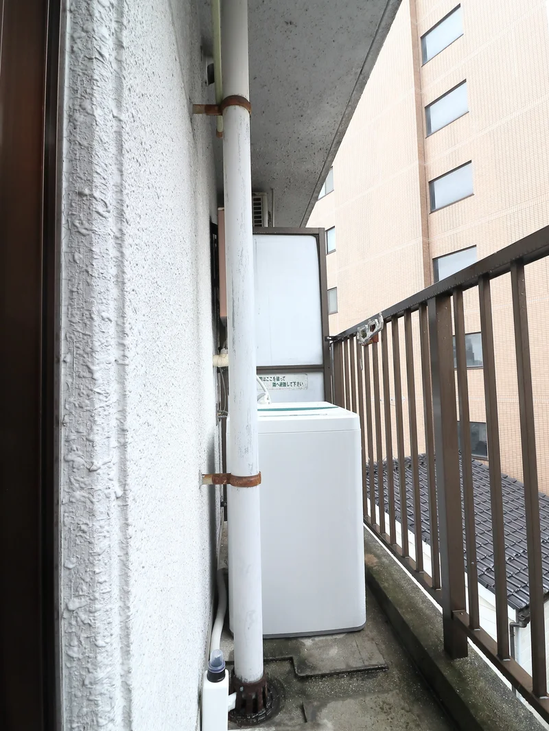 屋外洗濯機置き場　コインランドリーに行かなくてもいいので便利！