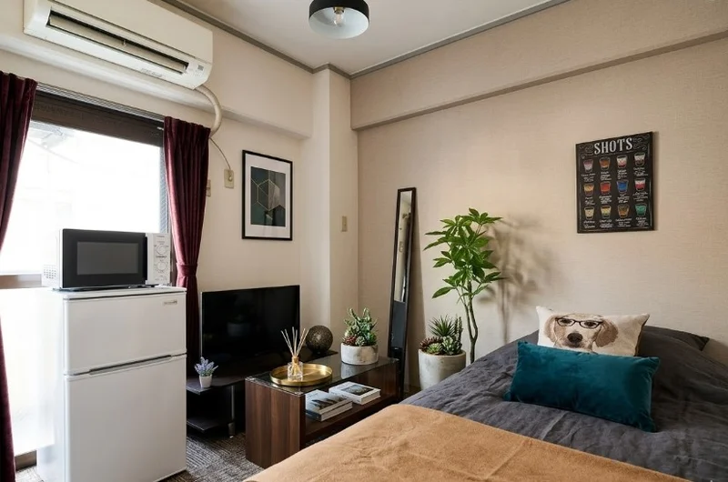 白を基調とした清潔感のあるお部屋です。　家具家電付きのマンスリーマンションでホテルより割安！　あると便利な一人暮らしに必要なものがそろっています♪※植木と額とクッションなどの装飾は写真用です。