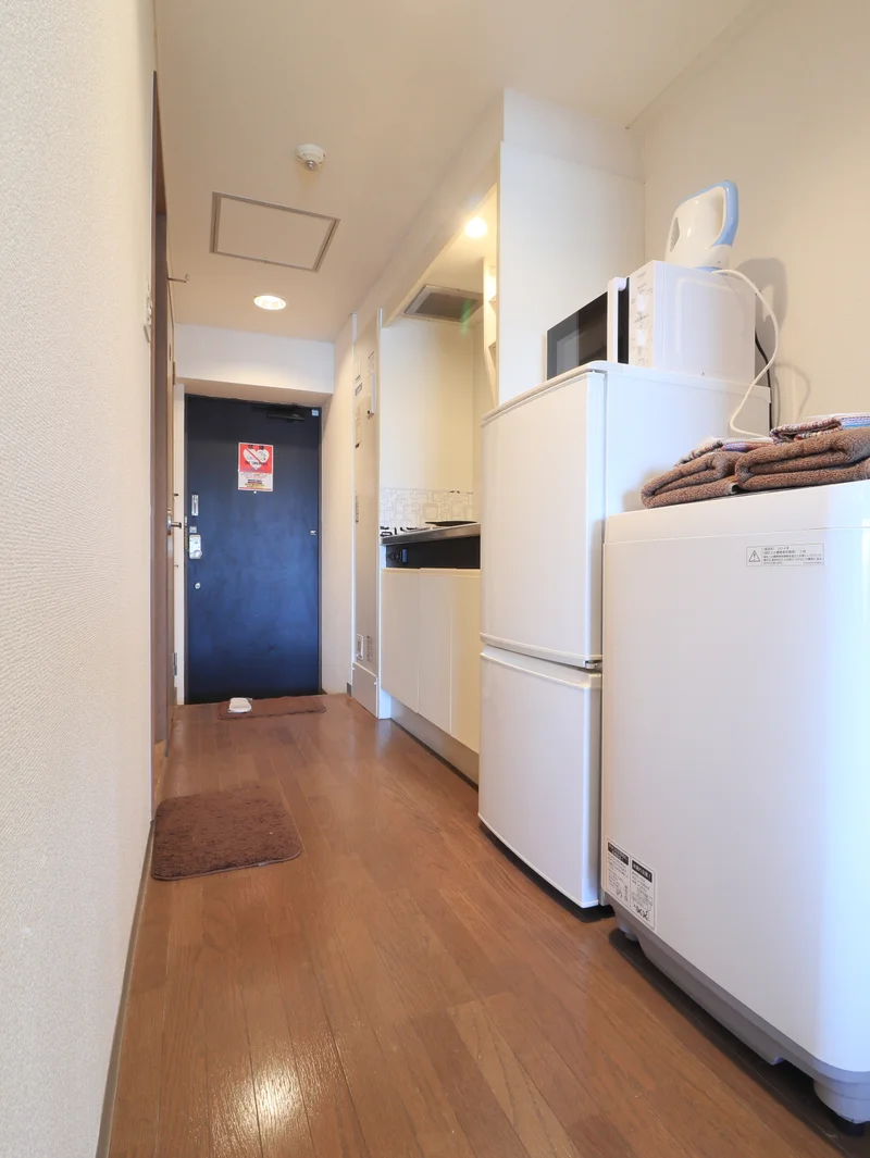 広々とした玄関スペース！　洗濯機や冷蔵庫など家電類もそろっております！