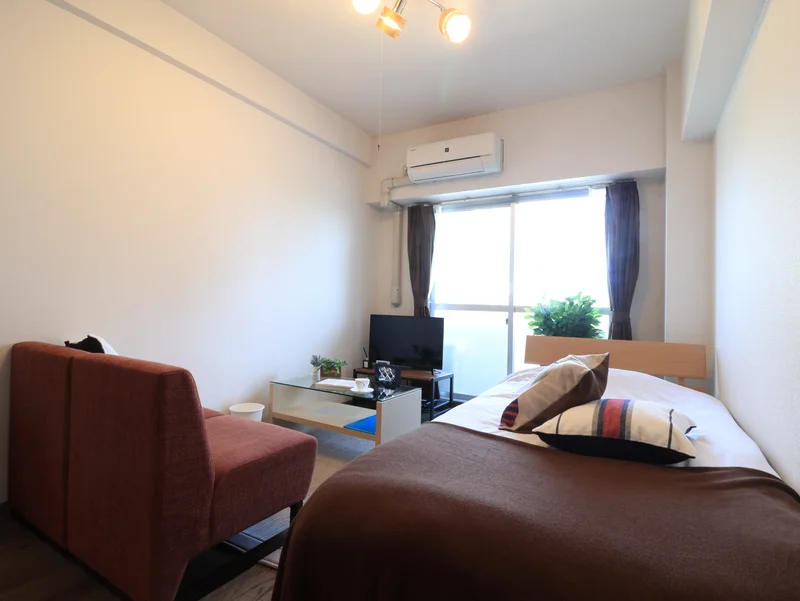 ソファ付きのお部屋で　家具家電がそろった　入居即日からお寛ぎいただけるマンスリーマンション！　