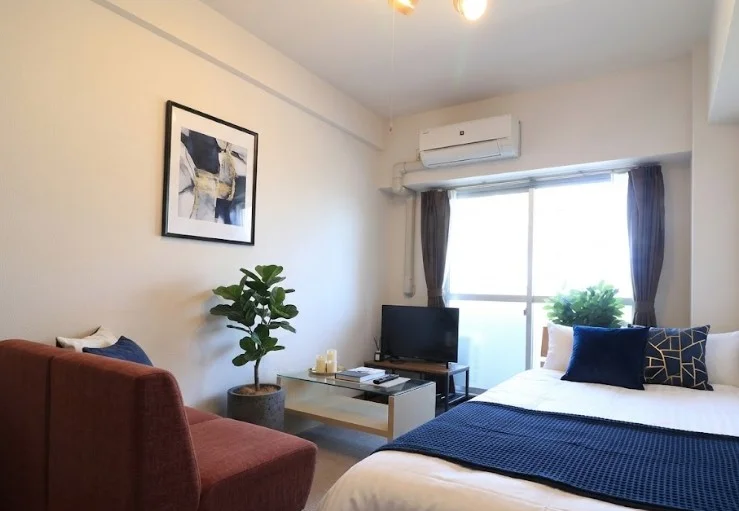 ソファ付きのお部屋で　家具家電がそろった　入居即日からお寛ぎいただけるマンスリーマンション！　※植木と額とクッションなどは写真用です。