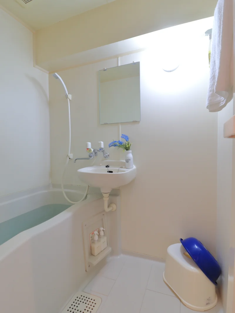 バスタブにつかってゆったりと一日の疲れを落としていただけます♪　シャンプーリンスやボディーソープなどすべて標準品でご自由にお使いいただけます。