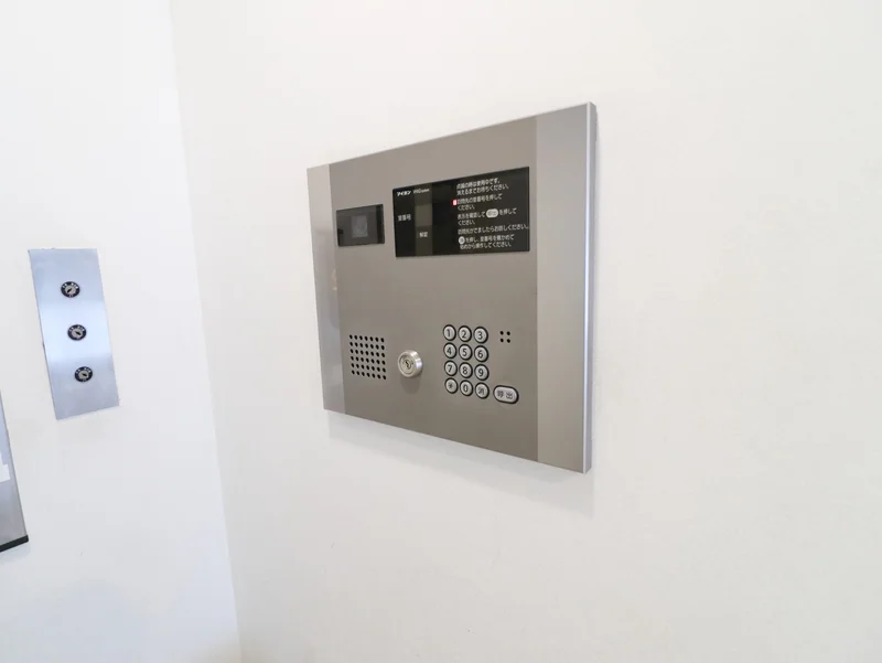 鍵でのオートロック開錠です　セキュリティに考慮されていて女性も安心の設備！