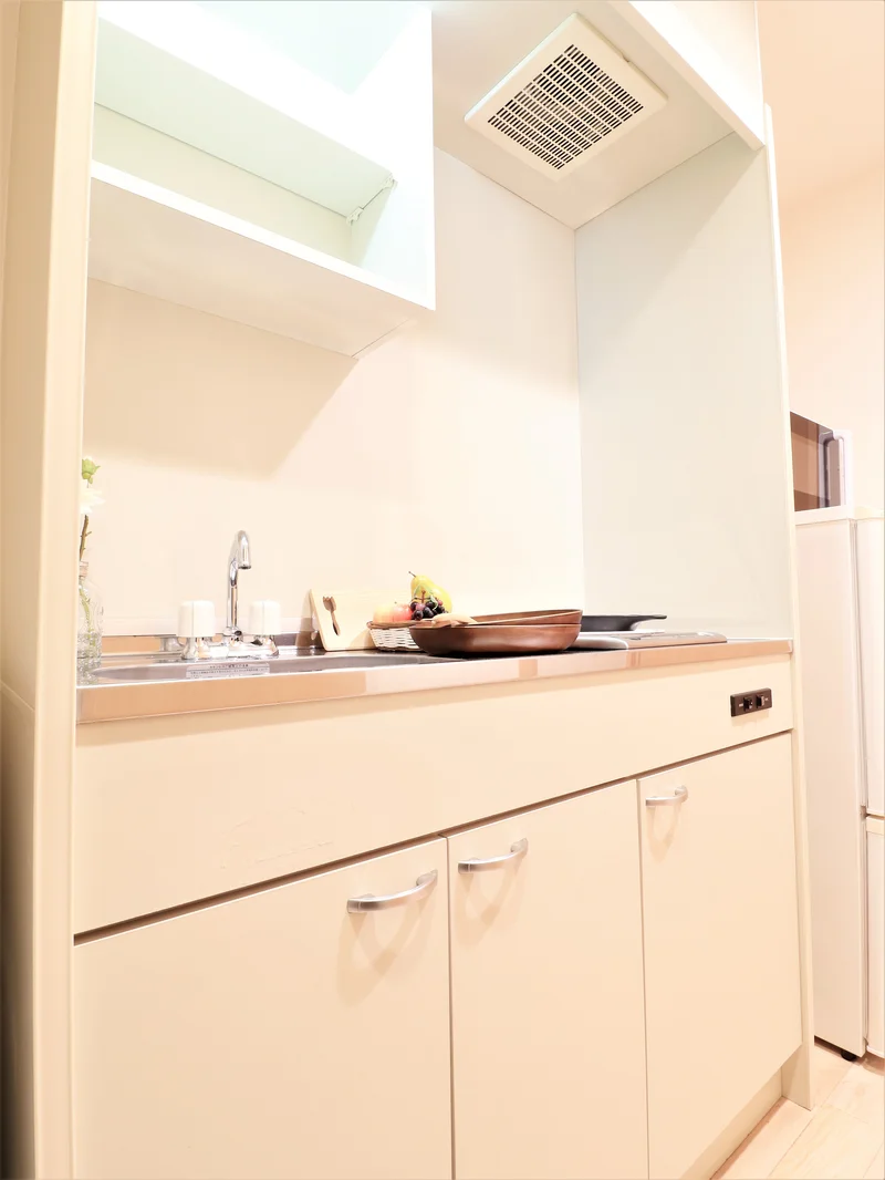 一口システムIHキッチン　調理器具や食器類など各種とりそろえております　長期滞在でも自炊できるので健康面に考慮！