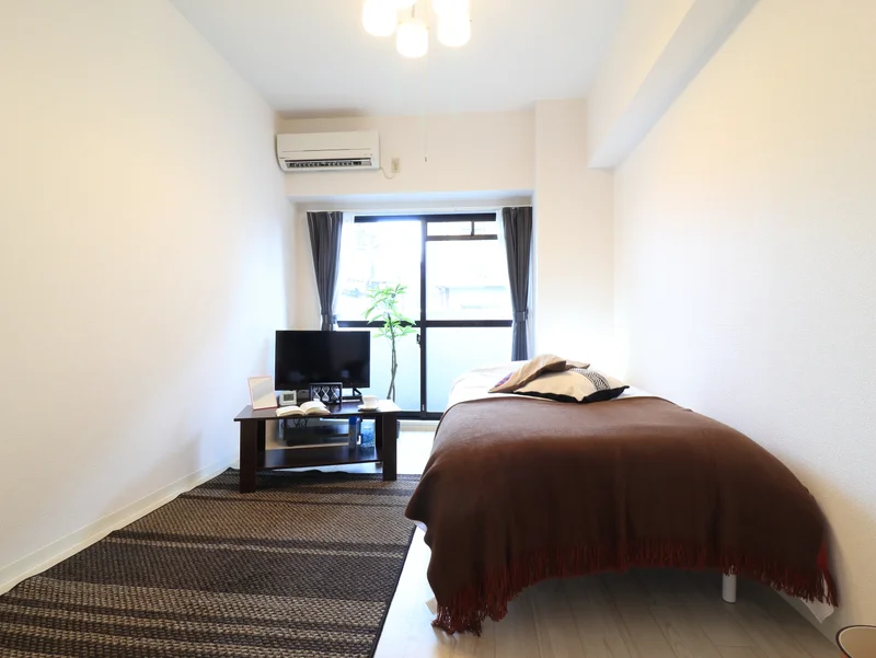 洋室　窓が大きく日光を取り込みやすい明るいお部屋です　リネン類の取り揃えも豊富にございます。