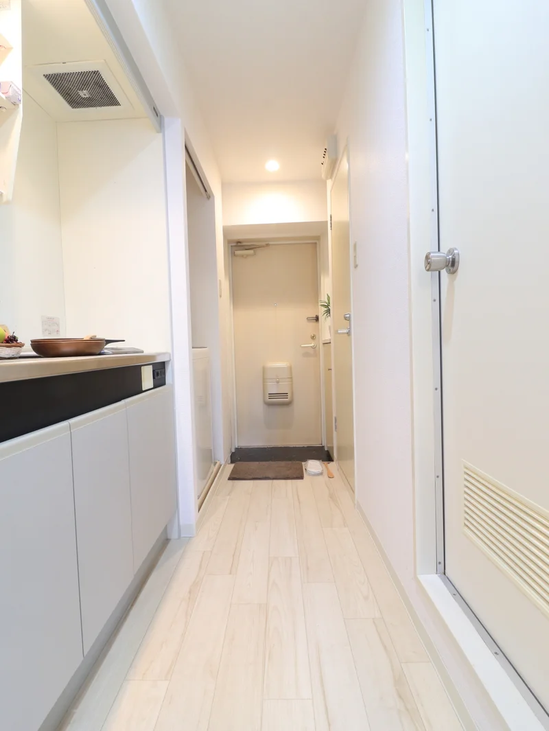 玄関スペース　広々とした明るい廊下！　キッチンで自炊をするときも便利♪　調理器具や食器類などそろっています！