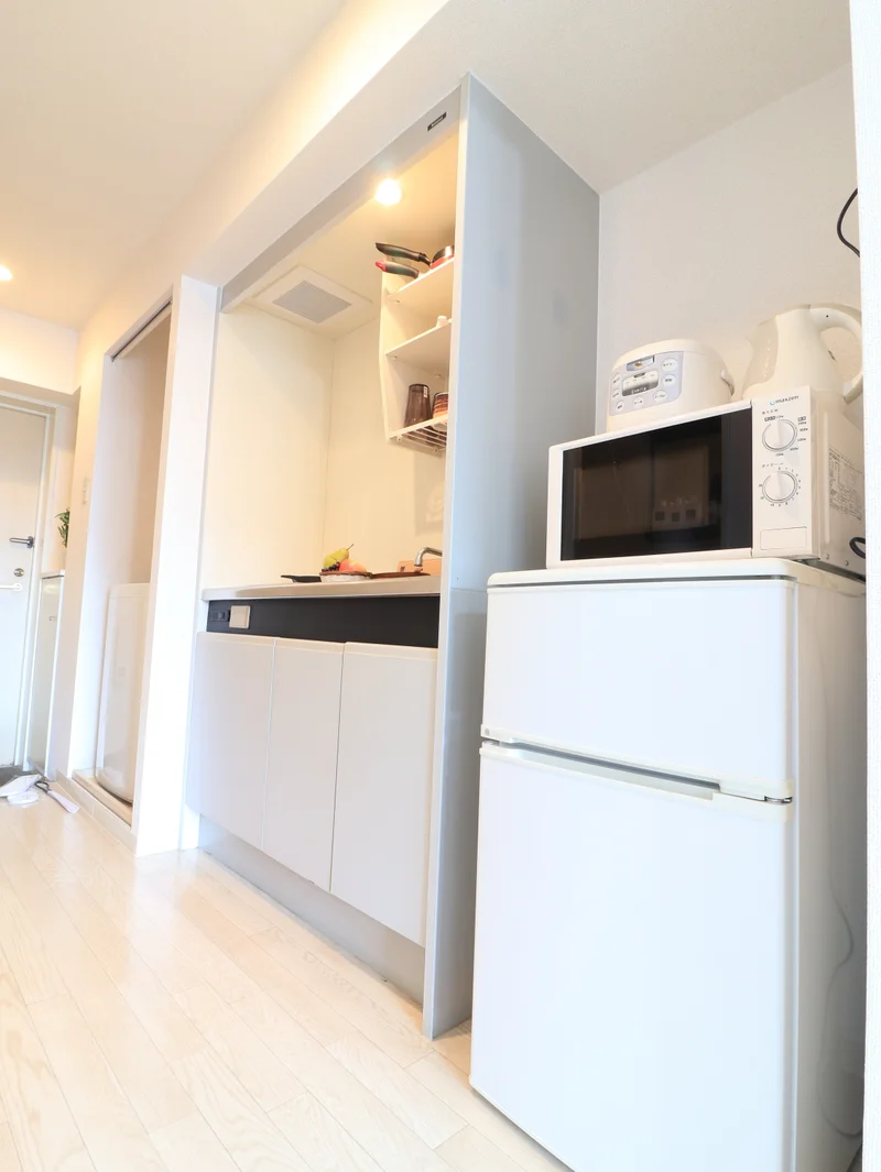 システムキッチン　1口IHコンロで　調理器具や食器類がそろっていて　長期滞在でも自炊可能で健康面に考慮！