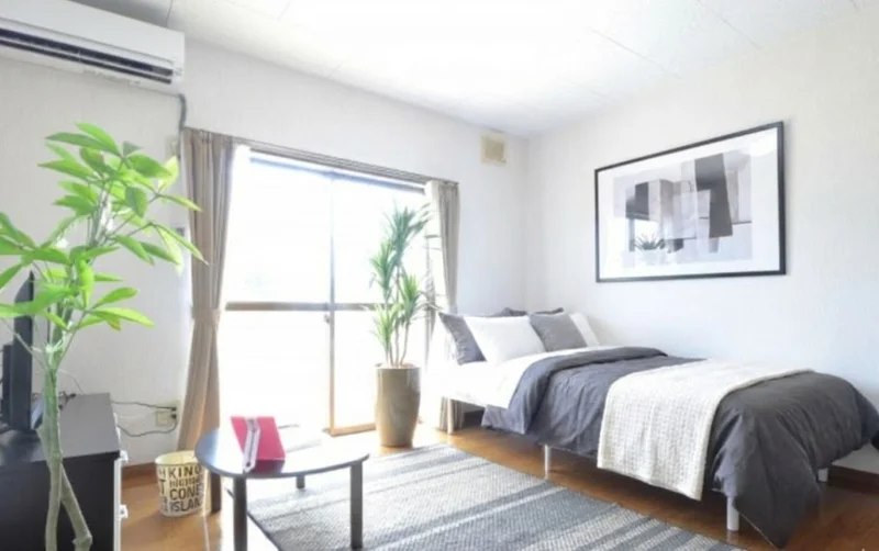 シンプルな１Kの間取りながら　家具家電がすべてそろった　入居当日から自宅のようにお過ごしいただけるマンスリーマンション！※植木と額とクッションなどの装飾は写真用です。
