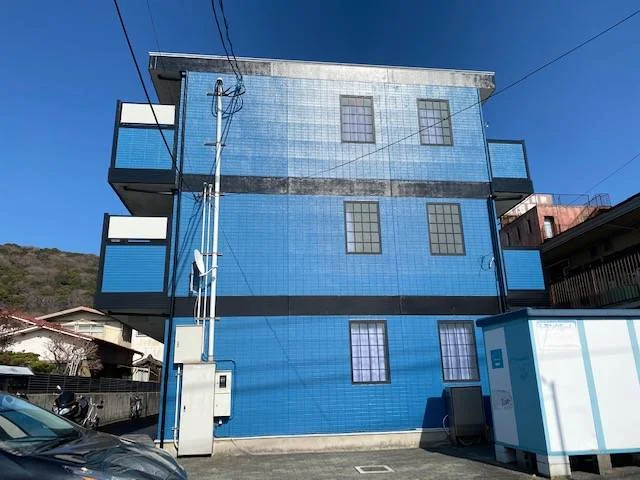 青い壁面が特徴的な建物♪  周南市西松原町の工場地帯近く 駐車場有でアクセスも良い立地！