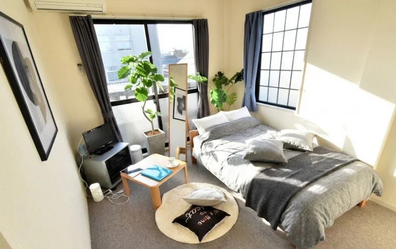 出窓がある１Kタイプのお部屋です。　光を取り込みやすく、明るいお部屋！　家具家電付きで入居当日から自宅のようにお過ごしいただけるマンスリーマンション！※植木と額とクッションなどの装飾は写真用です。