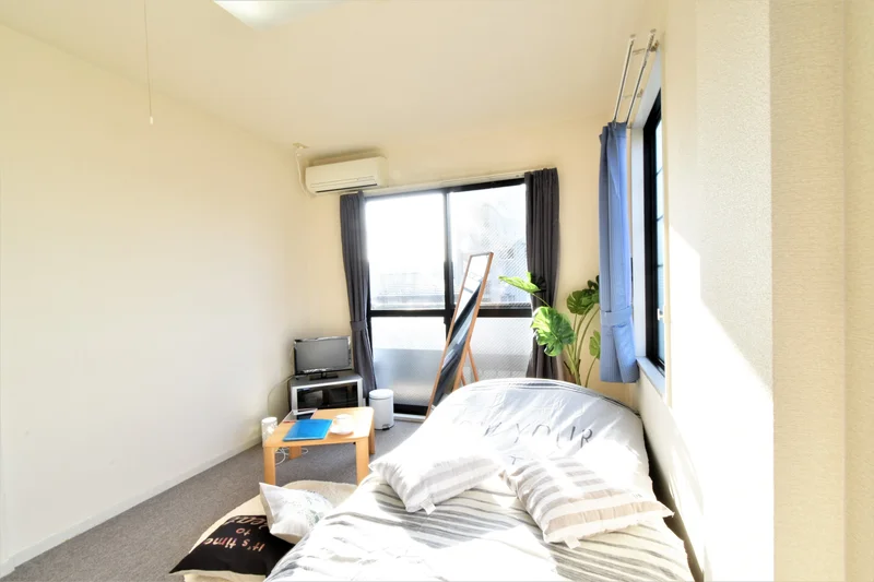 出窓があるため外光を取り込みやすく、室内が明るいです。　リネン類の取り揃えも豊富に用意あります！