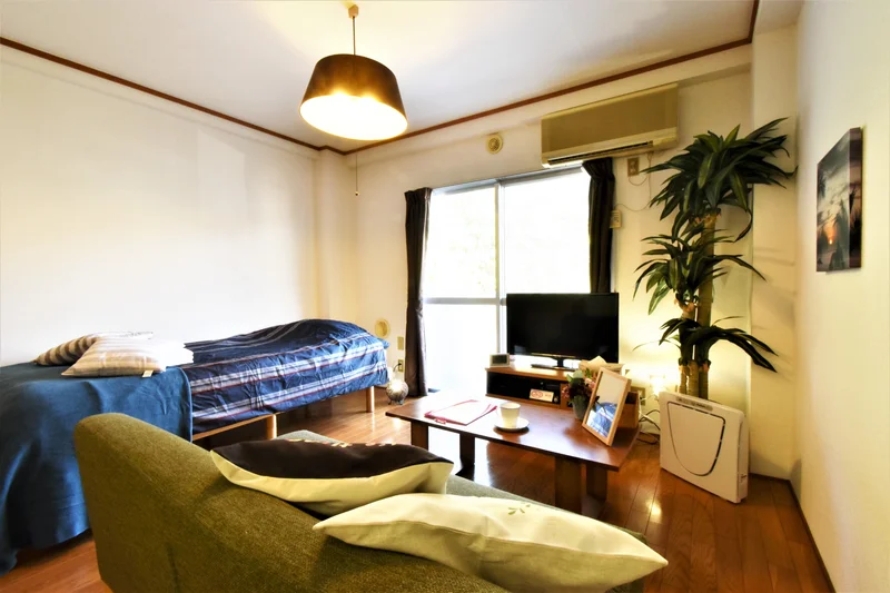 外光を取り込みやすい明るい室内です。　エアコン付きで一年を通して快適にお過ごしいただけます。