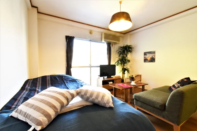 ソファ付き１Kタイプのお部屋です。　一人暮らしに必要な家具家電が充実したマンスリーマンション！　ビジネスホテルより割安で経費削減にも！