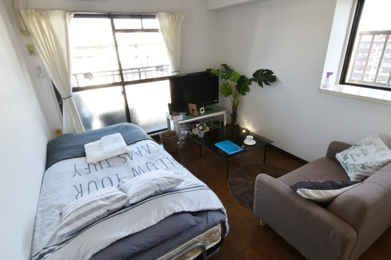 1R！出張等にピッタリです♪　ソファ付きのお部屋でテレビを見ながらリラックスできます！　