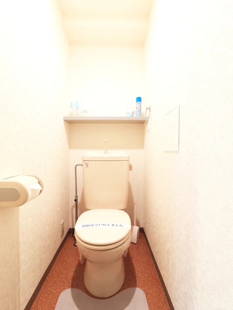 毎日使う場所だからこそ、清潔感あふれるホワイト調で統一。温水洗浄便座完備で、ホテルライクな心地よさと「自宅のような安心感」を両立しています。