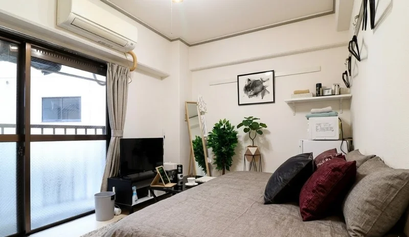 白を基調とした清潔感のあるお部屋です。　家具家電付きのマンスリーマンションでホテルより割安！※植木と額とクッションなどの装飾は写真用です。