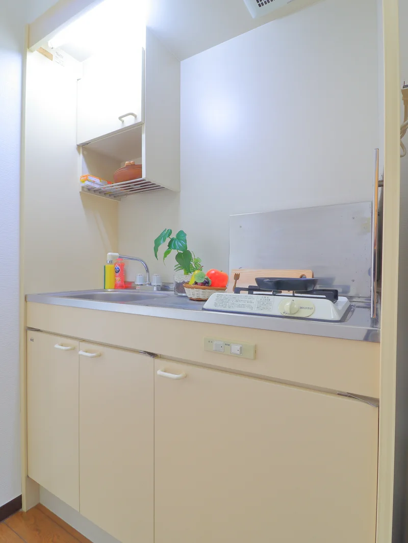 キッチン　1口ガスコンロ　食器類や調理器具など取り揃えてあり　長期滞在の方も自炊できて健康面に考慮できます♪