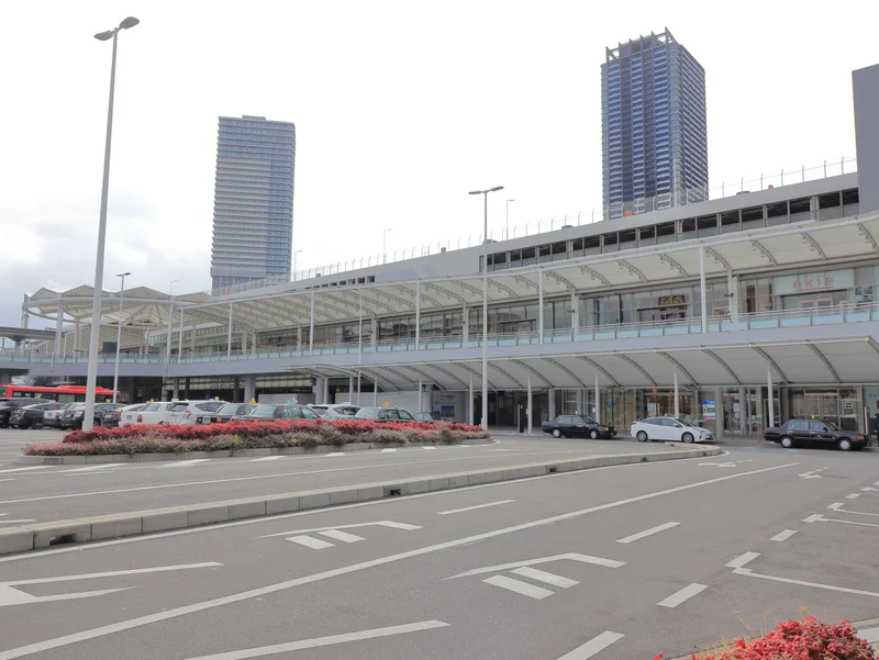 広島駅新幹線口まで徒歩８分・・・県外の方や広島空港に行くのに便利なバスターミナルがございます！駅に近いので飲食店なども多くございます！