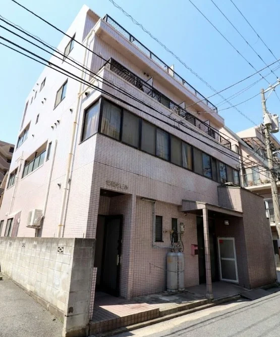 スーパーやコンビニ、飲食店なども徒歩圏内にある便利な立地です！　