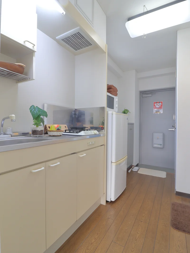 広々とした空間で　キッチンも使いやすい！冷蔵庫や電子レンジなど家電類も充実していて　ご満足いただけるお部屋となっております。