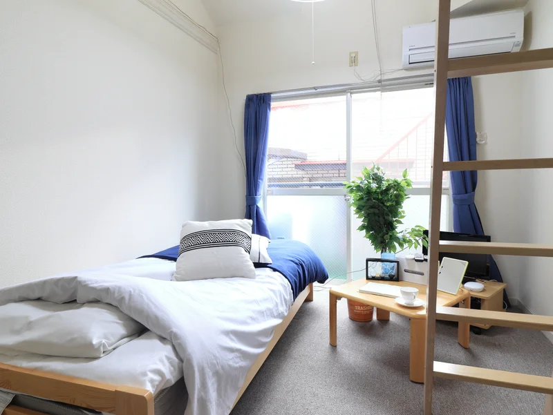 ロフト付きの物件のため、一人での利用なら収納としても使えて便利。　ティッシュや消臭スプレー等備品類も取り揃えております！