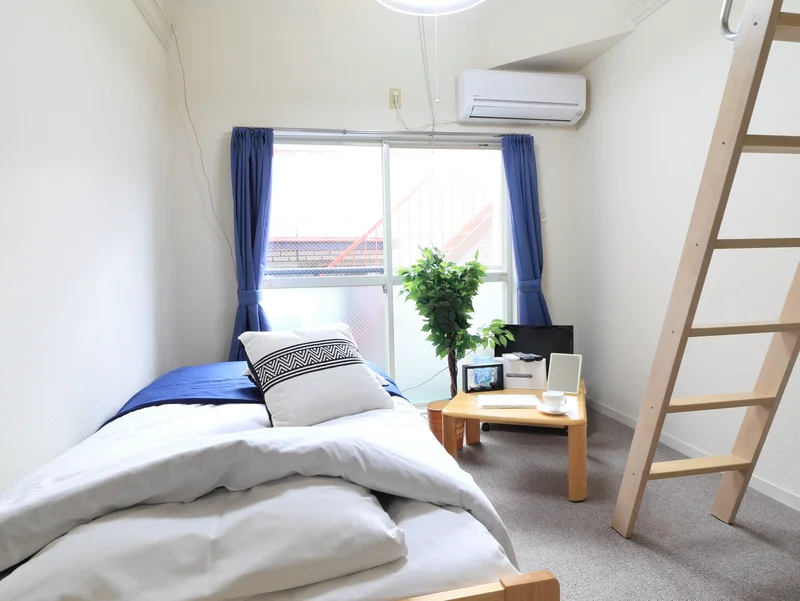 白を基調とした清潔感のあるお部屋です。　テレビ付きで自宅のように寛げるお部屋です♪