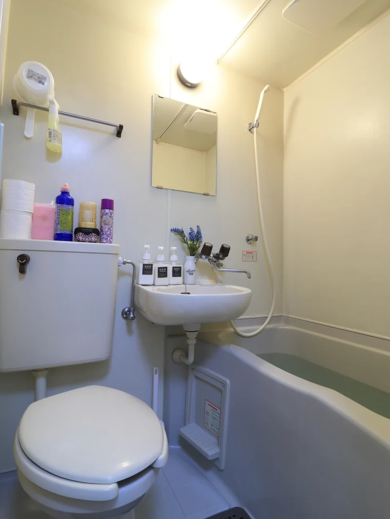 掃除がしやすいです3点ユニットタイプのお風呂です。　シャンプーやコンディショナー等すべて標準品です♪