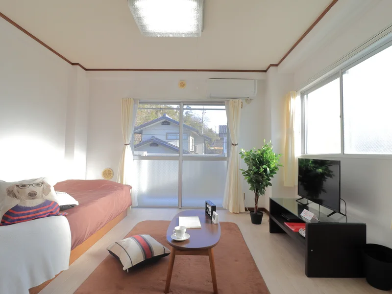 出窓があるため外光を取り込みやすく、室内が明るいです。　大き目テレビもあり　仕事終わりや休日にゆったりと寛いでいただけます。