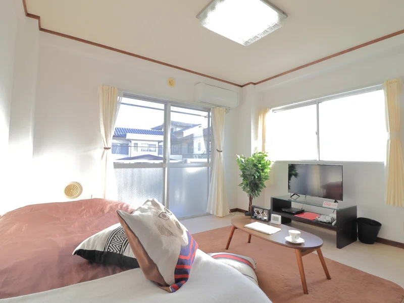 出窓がある１Kタイプのお部屋です。　窓が多く日当たりの良いお部屋で　一人暮らしに必要な家具家電を取り揃えた　ホテルより割安な物件！