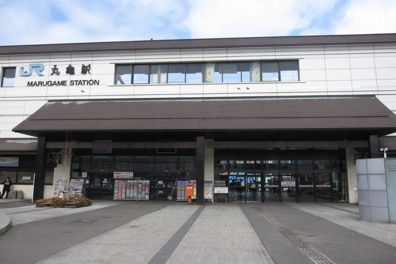 丸亀駅まで徒歩13分、1.0㎞。